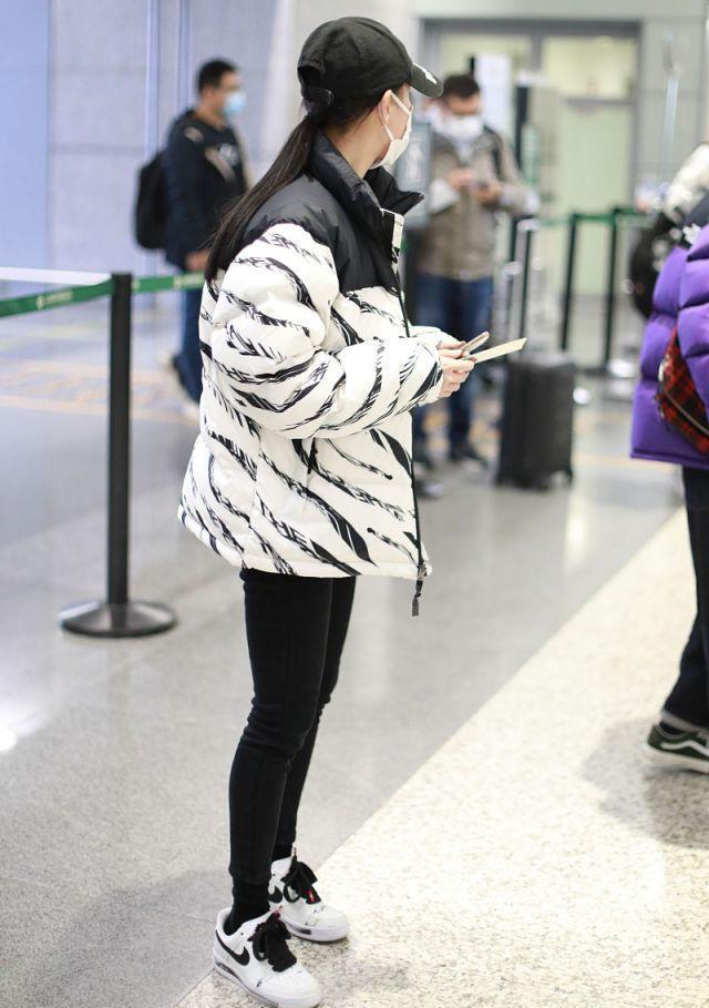 着一双漂亮|何超莲穿条纹羽绒服搭无痕裤, 一双筷子腿太迷人, 运动时尚又健美