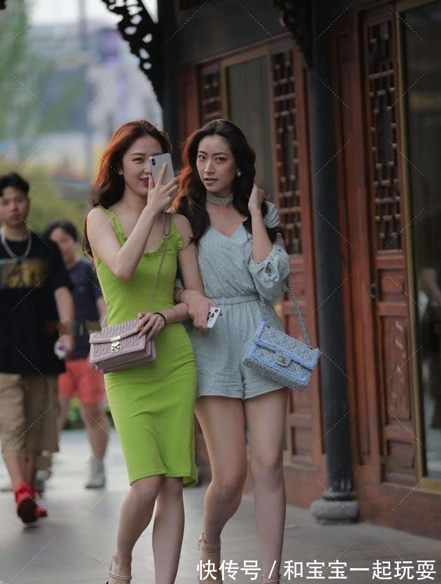 荧光绿 荧光绿修身针织裙，花边装饰，青春减龄，更显时尚感！