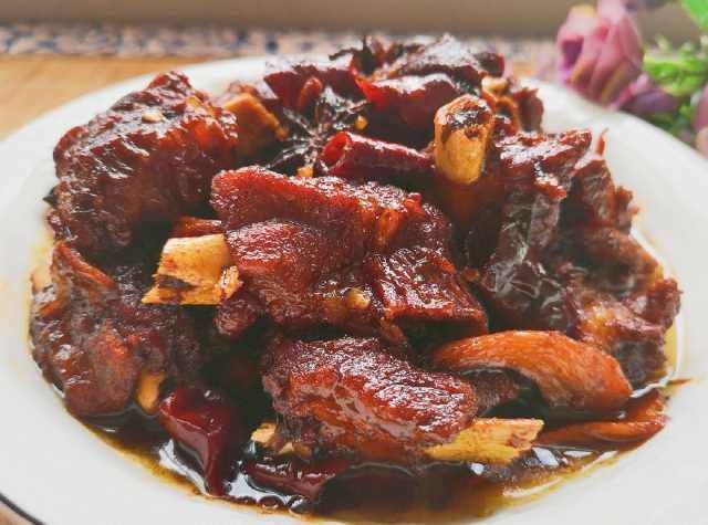 猪肉|炖排骨时加入“一样东西”，排骨20分钟就醇香软烂，材料每家都有