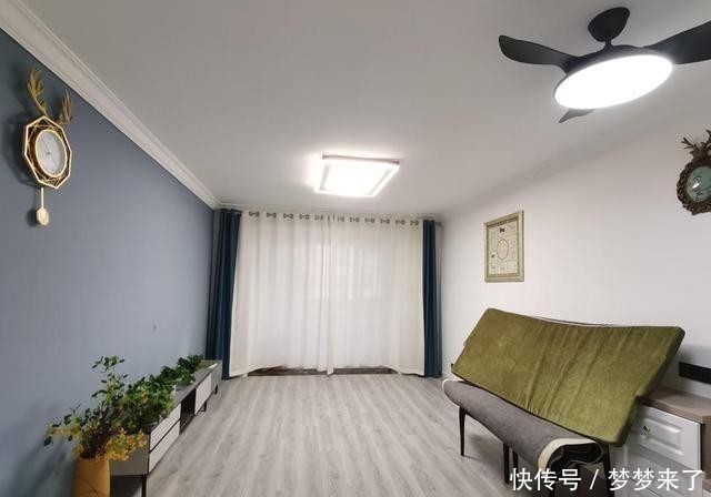 卡座|看她家极简装修，全屋舍弃吊顶，电视墙不做造型，还没家具很漂亮