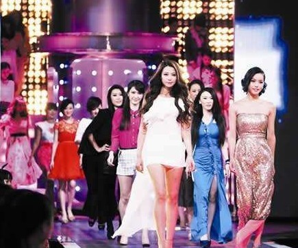 非誠勿擾：51歲阿姨被34歲小伙牽走，時隔5年現狀令人唏噓