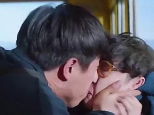 |4位遭“偷吻”的明星,张艺兴搞笑,薛之谦最惨,千玺已放弃挣扎