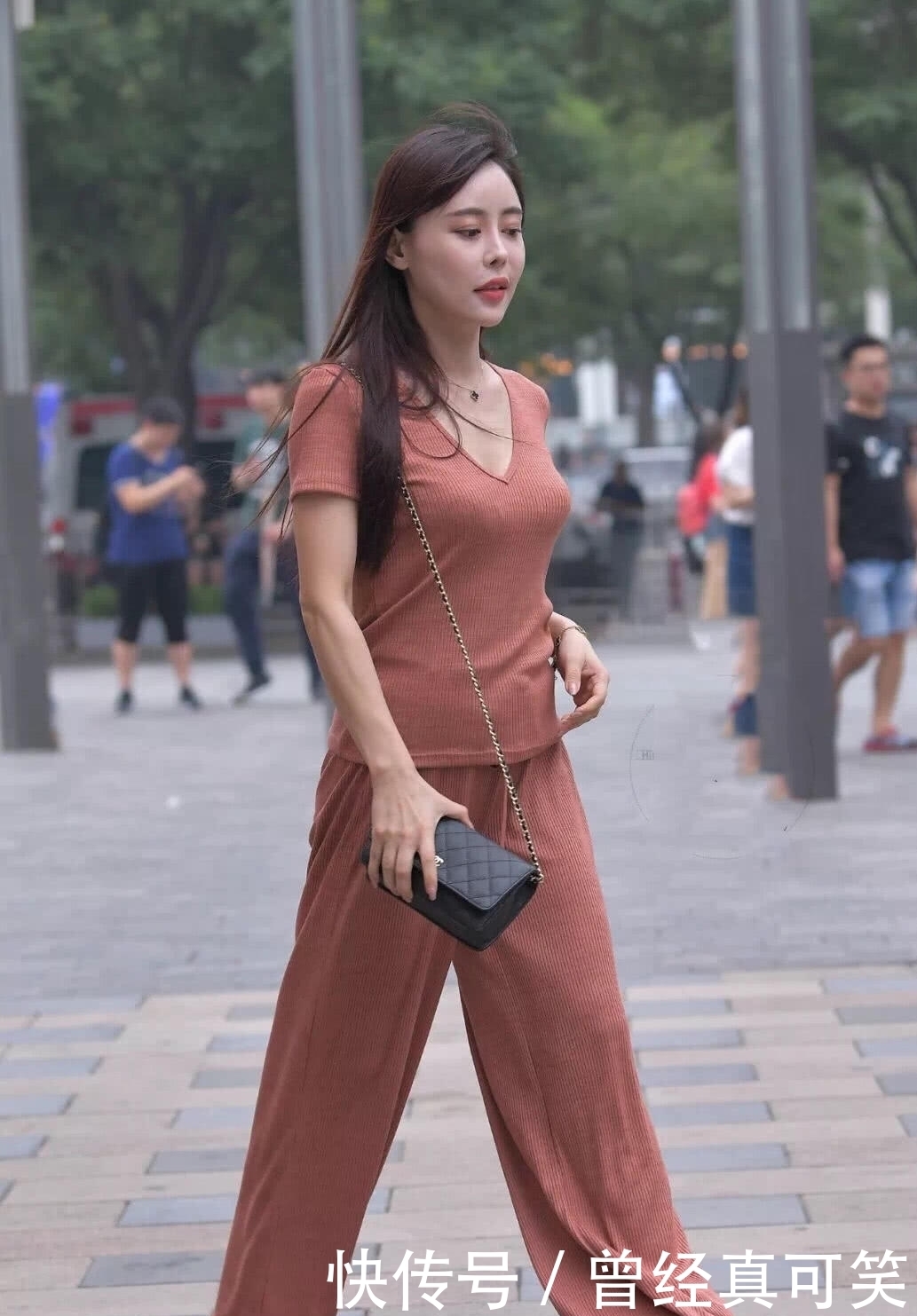 街拍美女:小姐姐最显气质的阔腿裤套装,人人可驾驭!