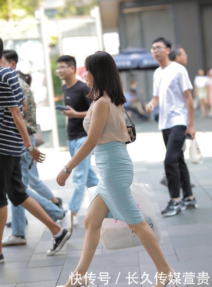 珍珠衬衣搭配浅蓝及膝裙，落落大方