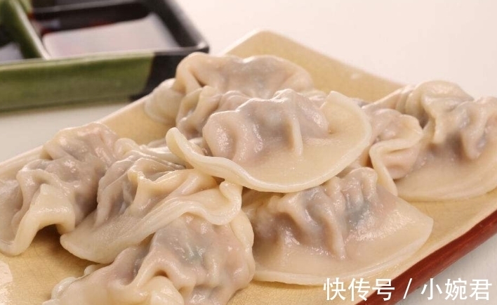 锅盖|煮饺子时到底要不要盖锅盖？很多人做错了，难怪饺子破皮还不好吃