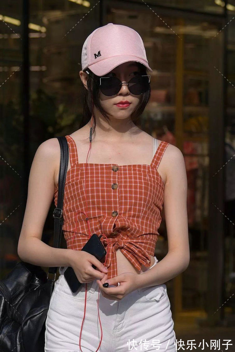 格子|格子背心搭配白色牛仔短裤,简约清凉的穿搭,也能展示时尚气质