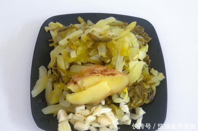 酸爽|绿豆芽和酸菜一起炒,酸爽开胃,风味独特,这也是小时候的味道