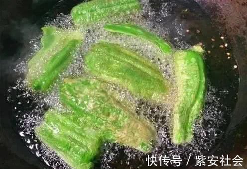 做虎皮青椒,不要直接用油炸多加这一步,个个起虎皮~
