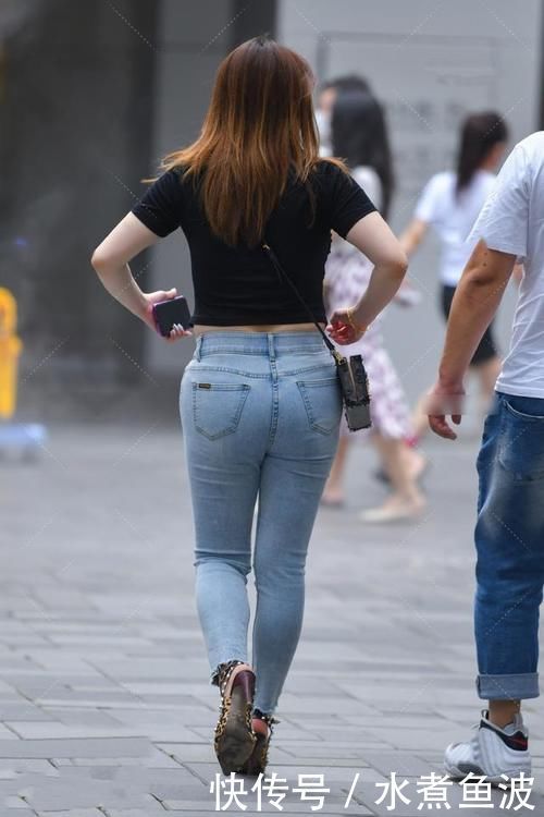 设计风格|路人街拍,美女穿粉色的上衣,开领的设计风格,很是性感