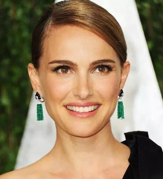 翡翠!外国人也爱翡翠,娜塔莉.波特曼直接戴去了好莱坞,出息了!