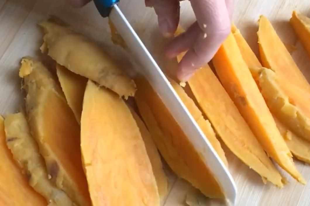 好吃|买几个红薯回家给孩子做个“红薯干”,香甜美味有嚼劲,超好吃