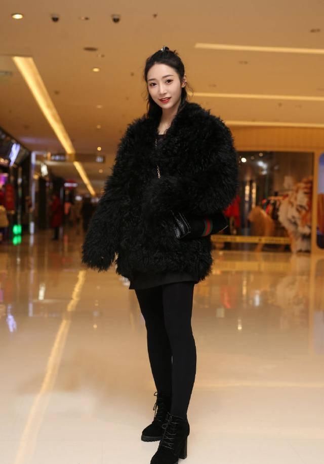 路人街拍，小姐姐简单的白T恤搭配灰色的百褶短裙，看着腿真细