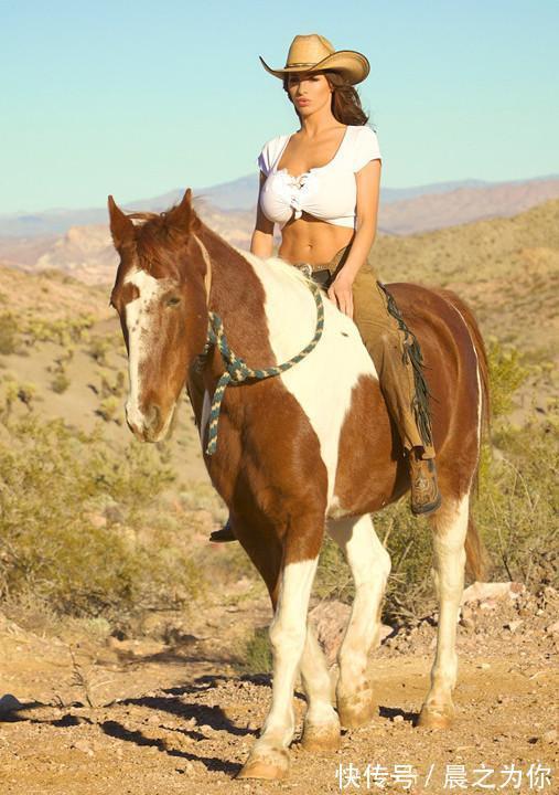 右腿|模特界的“狂野女郎”乔丹·卡佛,拥有傲人的围度,身材凹凸有致