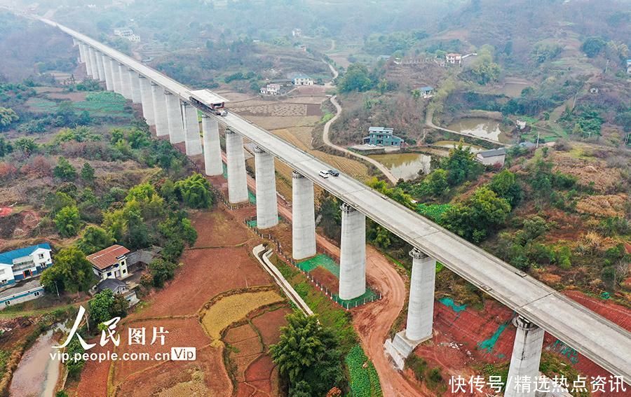 四川泸州：渝昆高铁建设忙