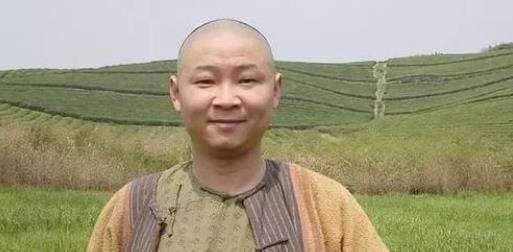 亿万富翁|2位张国立“御用”搭档:三德子养鸡过亿身价,法印销声匿迹20年