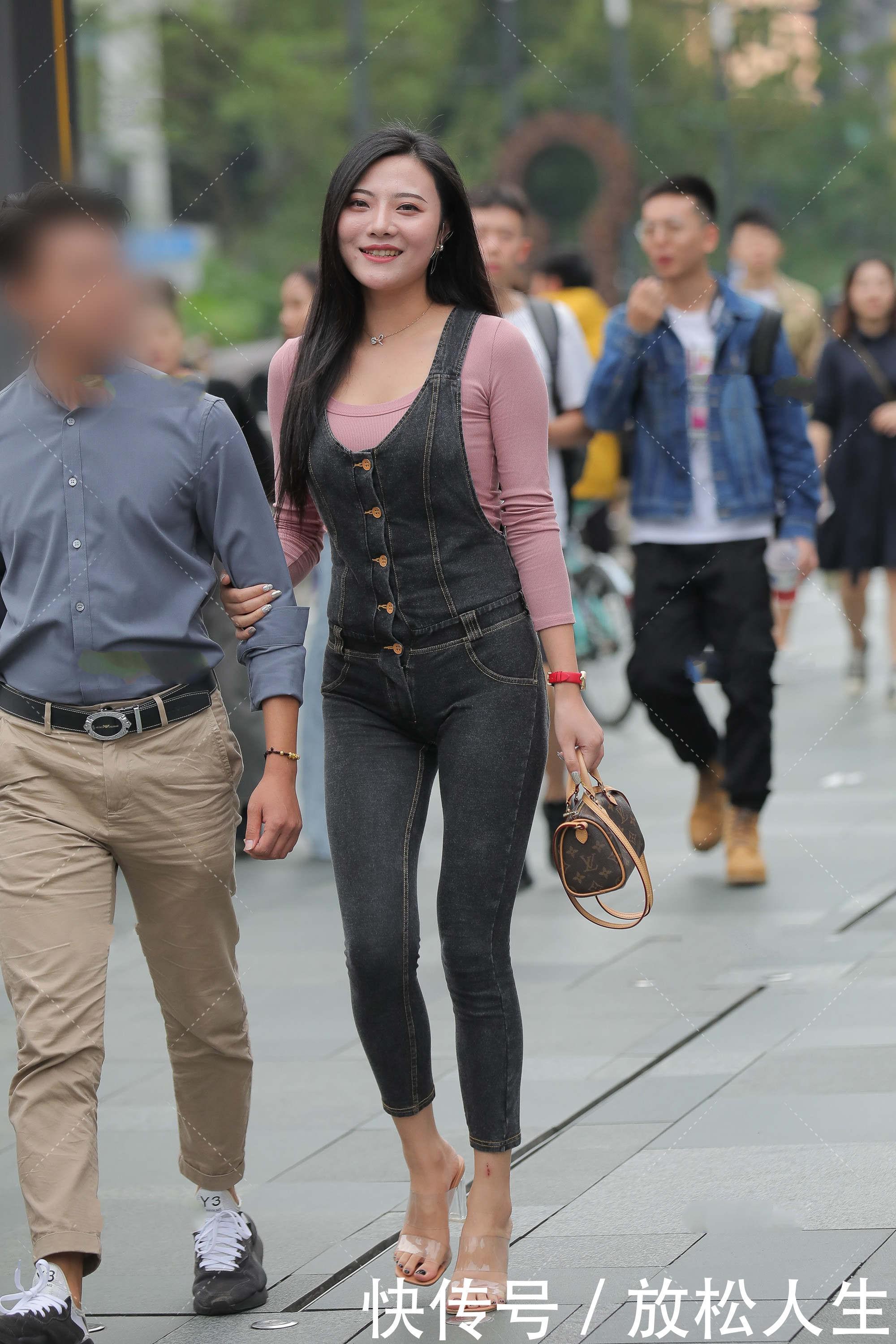 简单|深灰色连体牛仔裤,搭配藕粉色线衣,时尚可以很简单