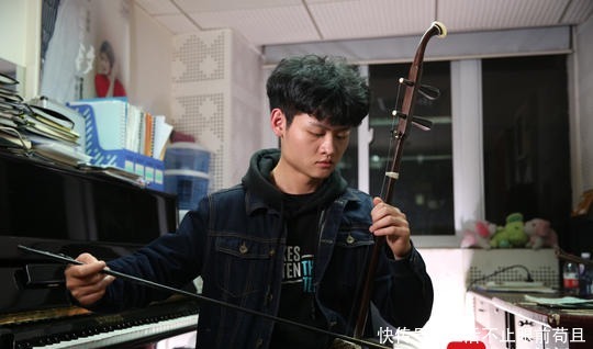青年|用“被偏见”的二胡演奏神曲 “95后”青年换个方式打开民乐