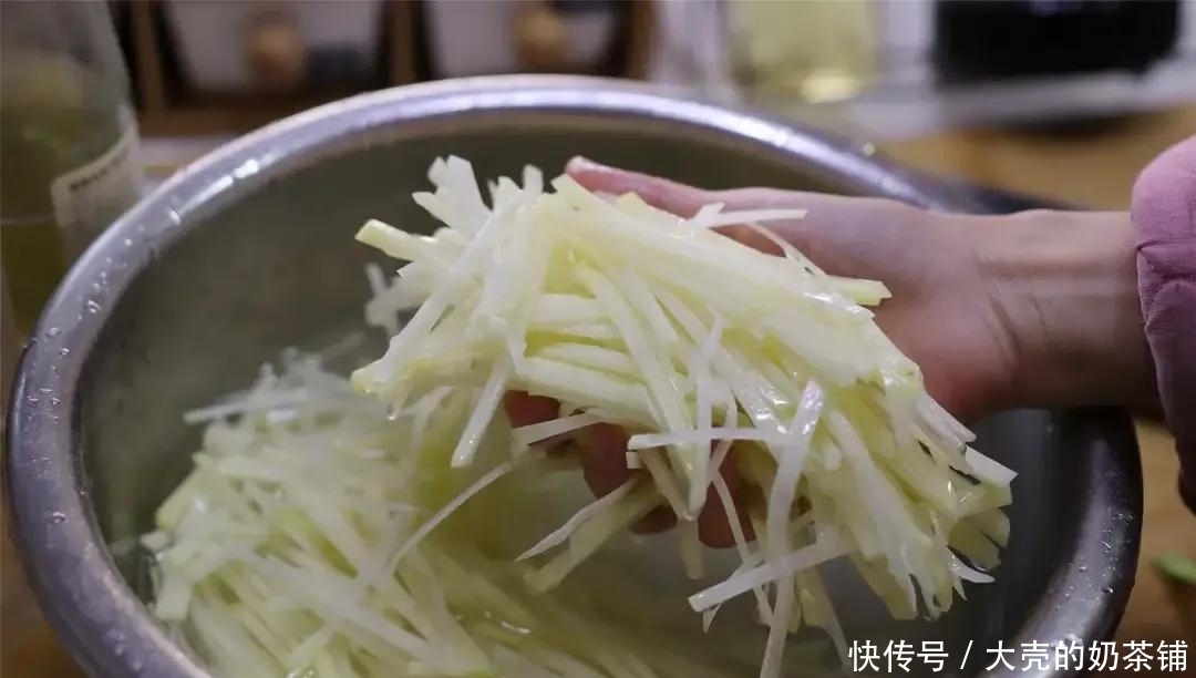 炒土豆丝十人九错,难怪粘锅不脆不好吃,快看酒店厨师怎么做的