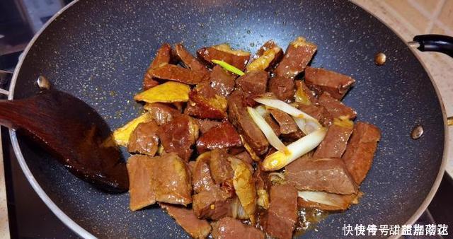 冬天,此肉贵点也要常吃,萝卜和它是绝配,营养极高,炖一锅真香