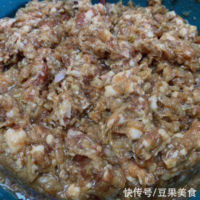 没有人可以逃得过猪肉酸菜饺子的美食诱惑