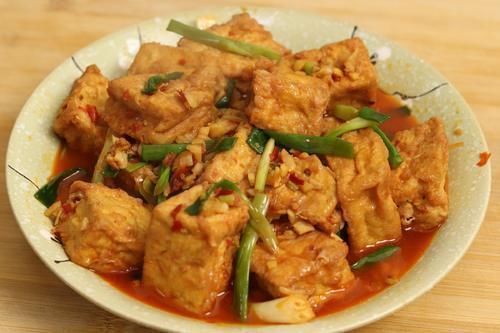 红油|煎豆腐时,直接下锅煎就“废了”,记住2个窍门,豆腐不碎不粘锅