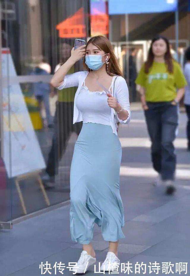 一字肩白色连衣裙，好看精致，走在街上很养眼