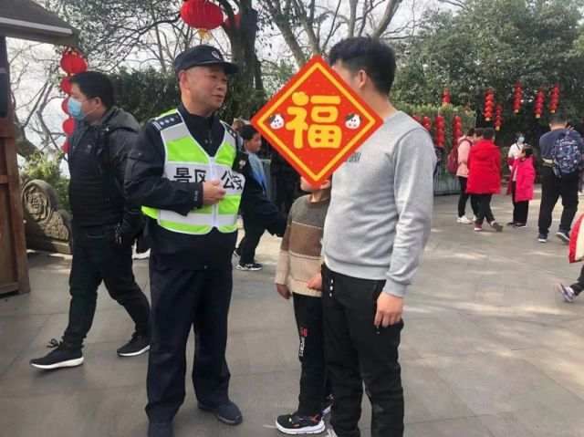 大年初二天气好 西湖边人从众 高速出城流量有点大