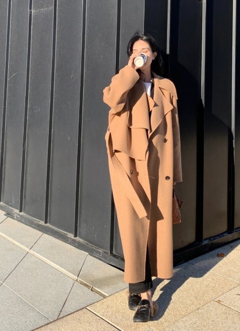 牛角扣|棕色大衣穿腻了?建议尝试叠穿法则,让你美得不一样,高级又洋气