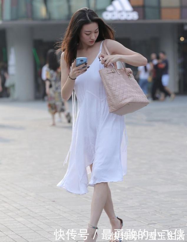吊带裙 小姐姐有魅力,穿白色吊带裙时尚又迷人,成为街上一道美丽风景线