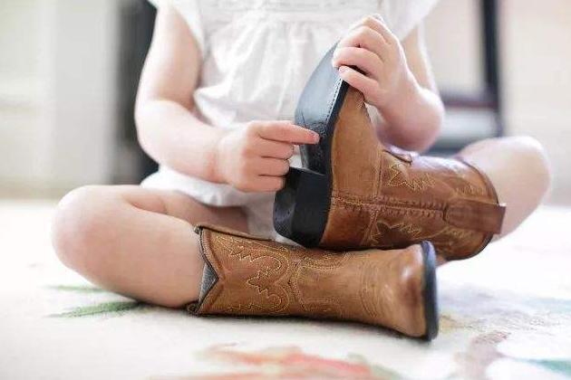 洞洞|5岁孩子双脚变形,只因长时间穿这种鞋子,父母要注意