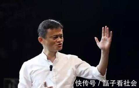 追问|马云被记者追问身上衣服值多少，大佬仅用6字回答，赢得全场掌声