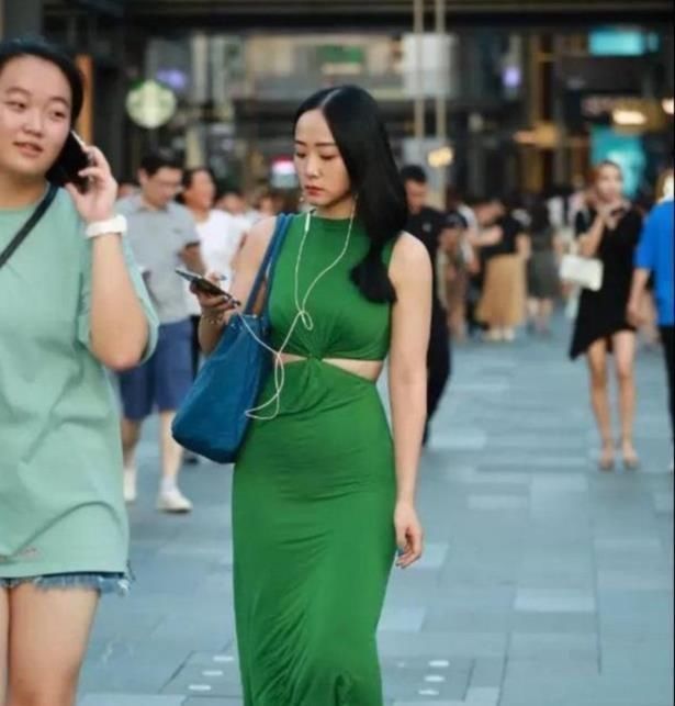 街拍新的流行“绿油油”的连衣裙，硬生生把少女穿成“阿姨”