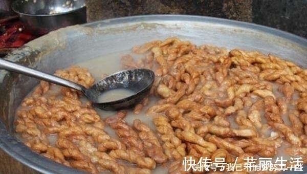 大叔用“洗衣盆”卖早餐4元1碗,每天5盆不够卖,外地人却咽不下