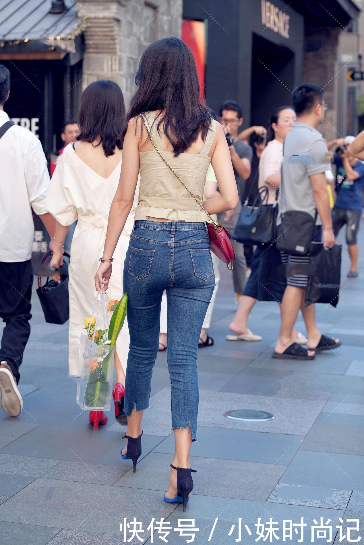 街拍:浅咖色无袖上衣, 搭配红色链条包, 时尚又洋气