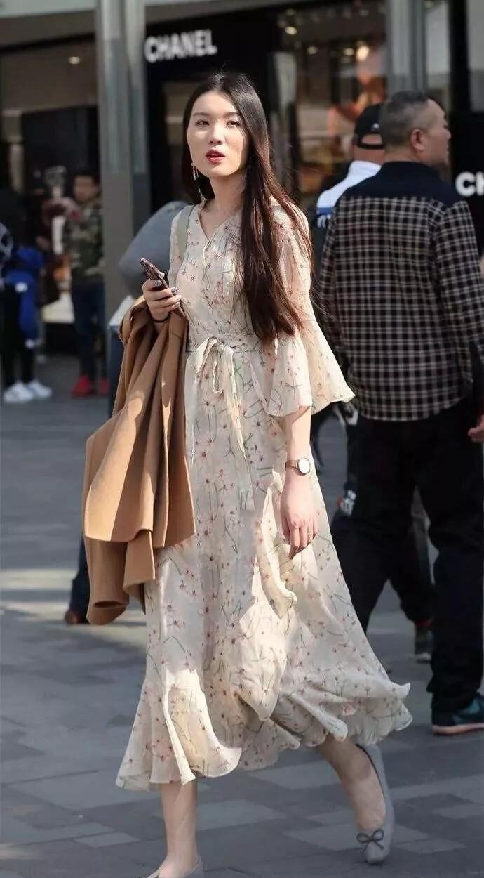 高跟鞋 小姐姐脚上搭配上一双一字带的高跟鞋,能够增添她整体的气质