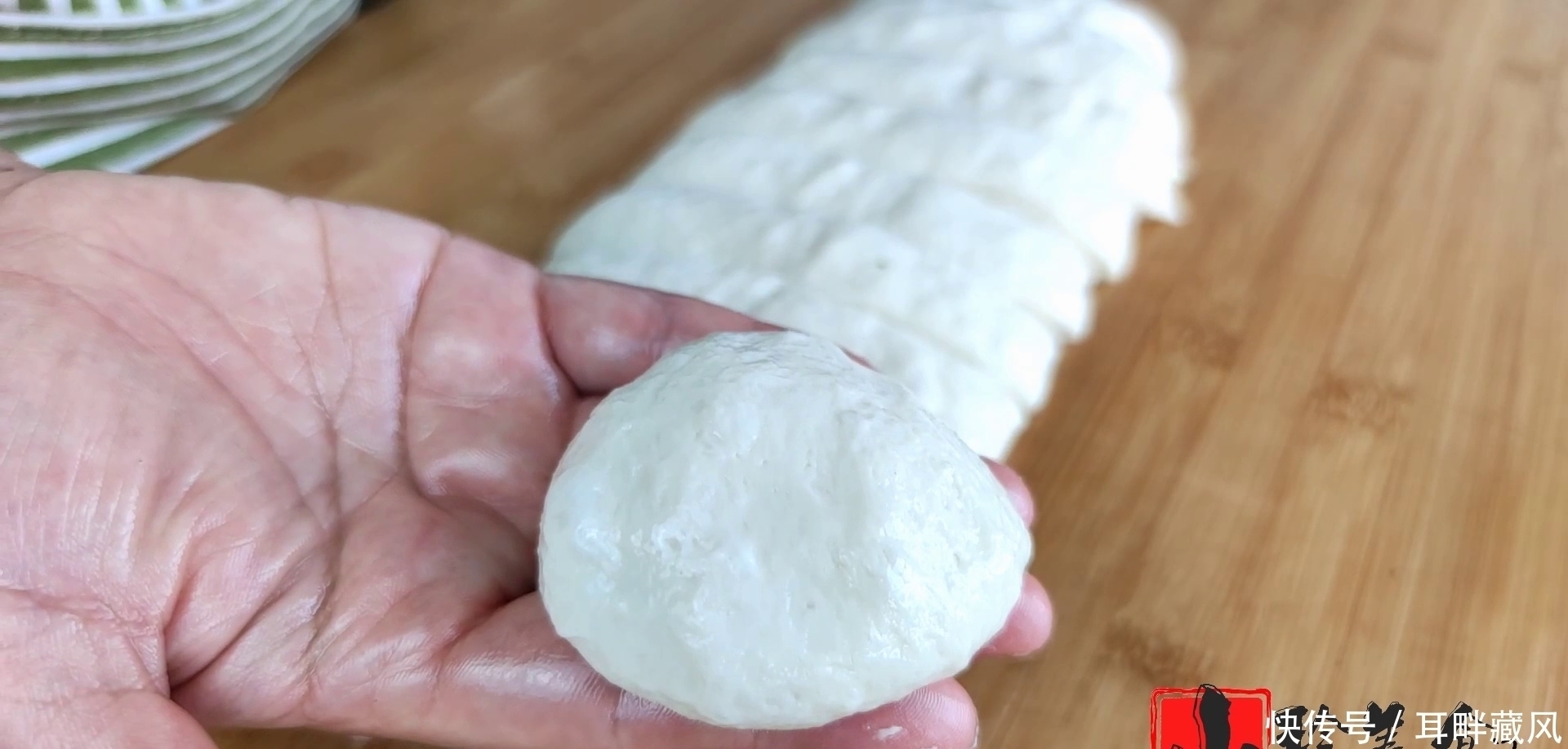 鸡蛋发面饼的家常做法,蓬松暄软,口感鲜香,一大盘不够吃,解馋