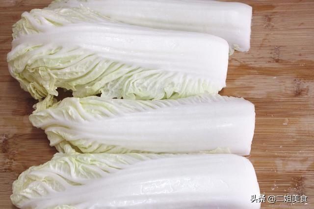 原来矿泉水瓶也能腌酸菜，做法太简单了，酸菜又酸又脆，放久不烂