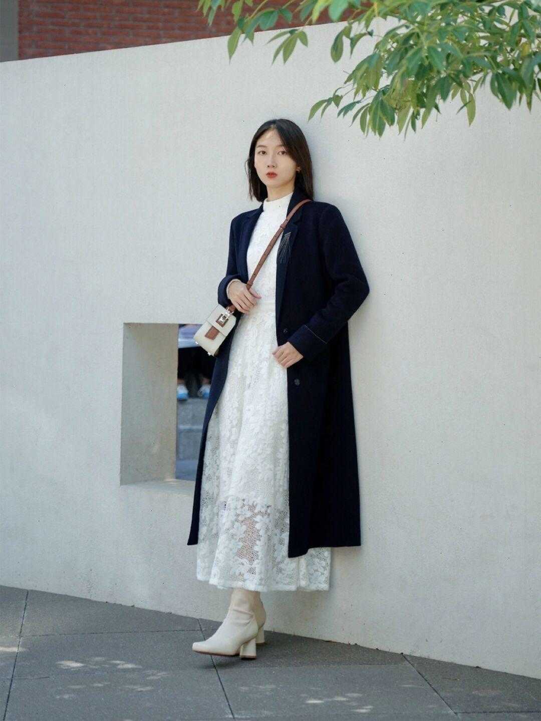 博主 秋冬天快速出门的“偷懒秘籍”,大衣连衣裙叠搭,上身效果yyds