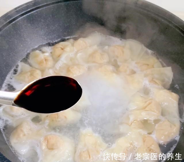 香菇鸡肉馄饨,薄皮大馅,汤鲜肉嫩!