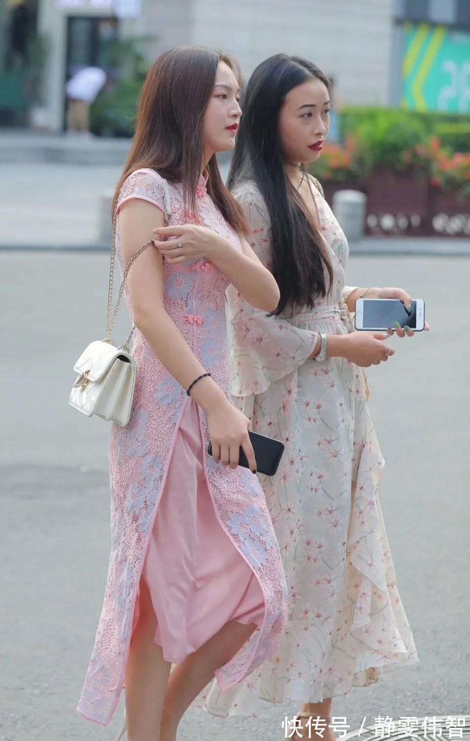 红色高跟鞋|两个闺蜜耍小心思,连衣裙搭配中分,忍不住多看几眼