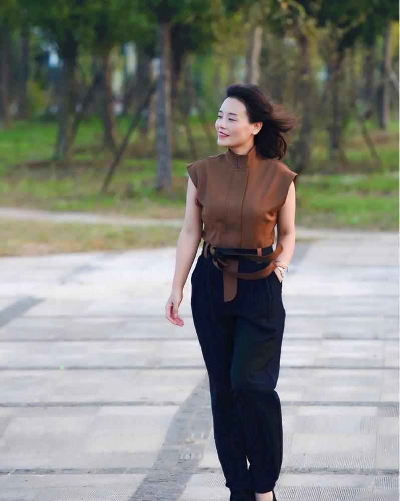 紧身衣|建议50岁的女人,这5类衣服少穿,显老没气质,还常被人说显廉价