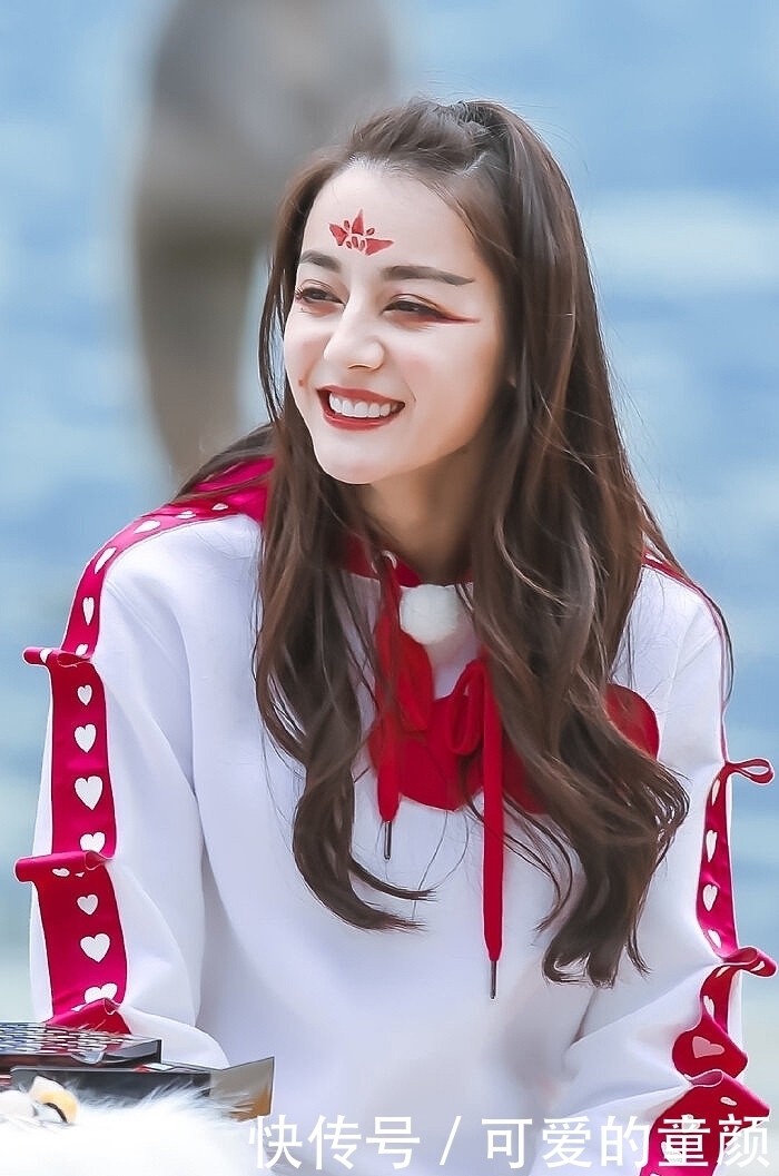 再次翻到迪丽热巴在《跑男》中的桃花妆,花钿妆直接笑喷了!救命