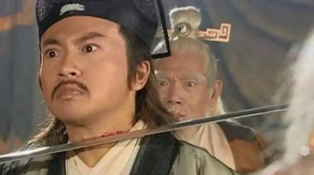 爱徒张翠山被逼自刎,张三丰为何只哭不敢闹你瞧他在忌惮谁
