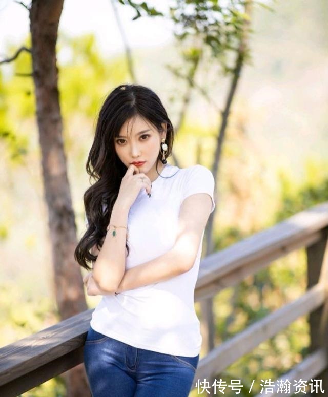 苗条|不要太时髦!紧身短袖+牛仔裤,做个温柔又野性的女人