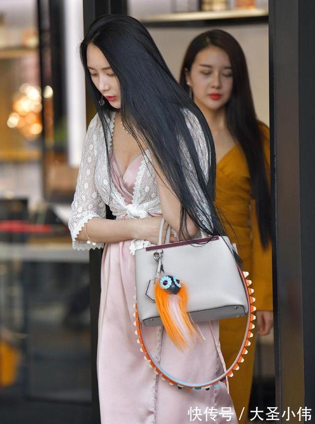 街拍 美女街拍:长裙展示纤细的腿,不同的美需要不同的服装!