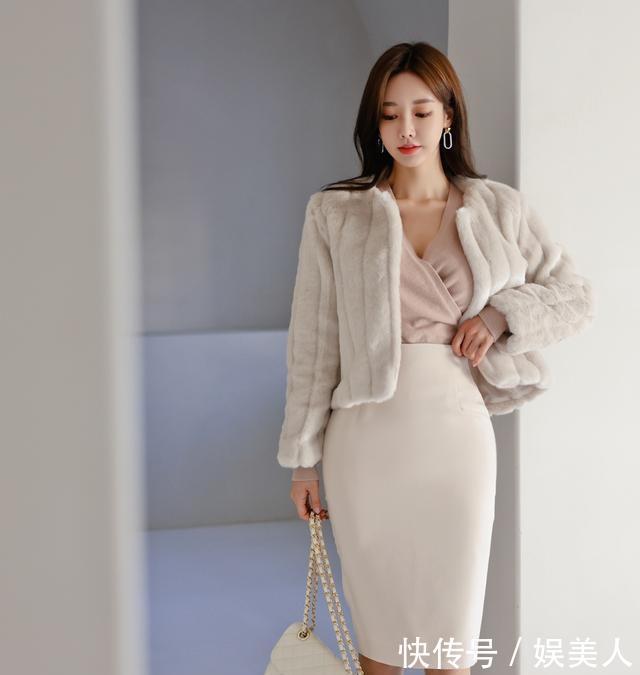 最美孙允珠:竖纹貂绒雅贵外搭,内搭修身丝滑雪纺衫