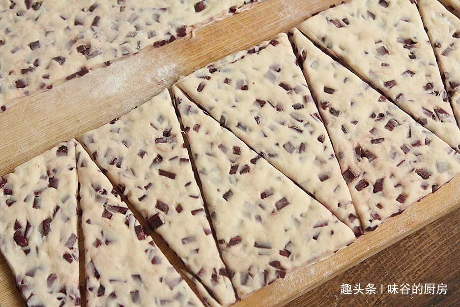 蒸馒头时加紫薯,好吃不腻,营养又低脂,隔三差五吃,肠胃更健康