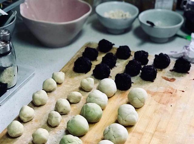 玫瑰|香气四溢的自制玫瑰鲜花饼，软糯酥香清甜，据说还是低糖低卡的