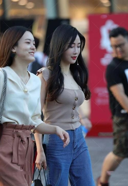 牛仔阔腿裤 潇洒飘逸的牛仔阔腿裤,质感轻薄,如何搭配更显时尚感?