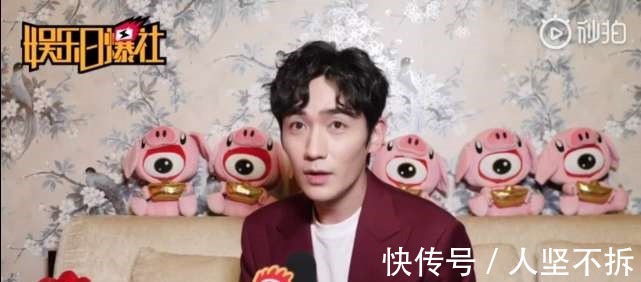 朱一龙春晚单手转球18秒,台下上厕所都在练习,表示感谢李易峰!